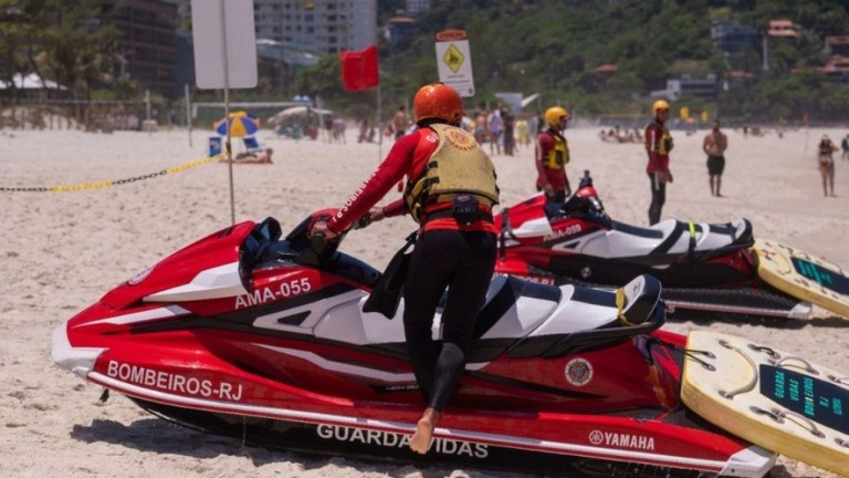 No RJ bombeiros fazem mais de 600 resgates nas praias no fim de semana