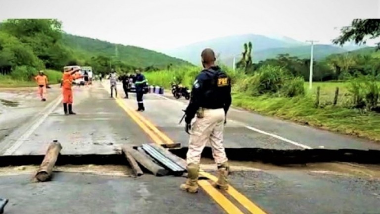 PRF registra mais de 10 interdições em estradas após chuvas na Bahia