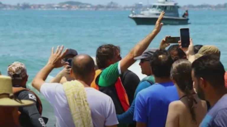 Bolsonaro diz que "espera não ter que retornar antes" de férias em SC