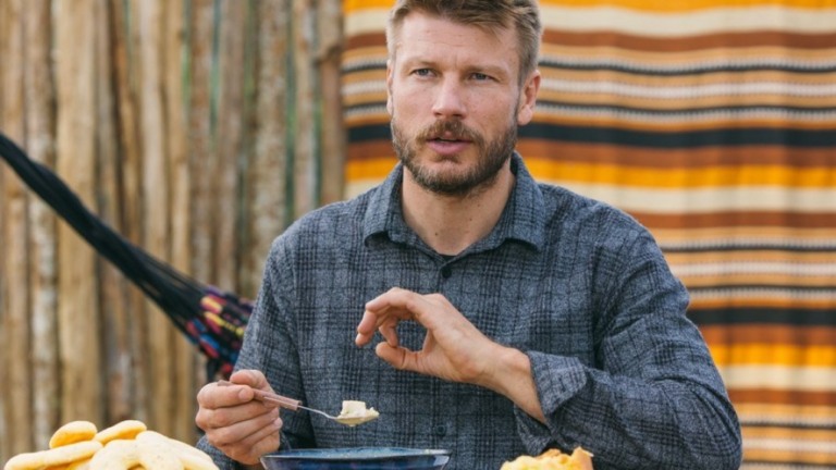 Rodrigo Hilbert transforma pá e vassoura em cadeira e fãs reagem