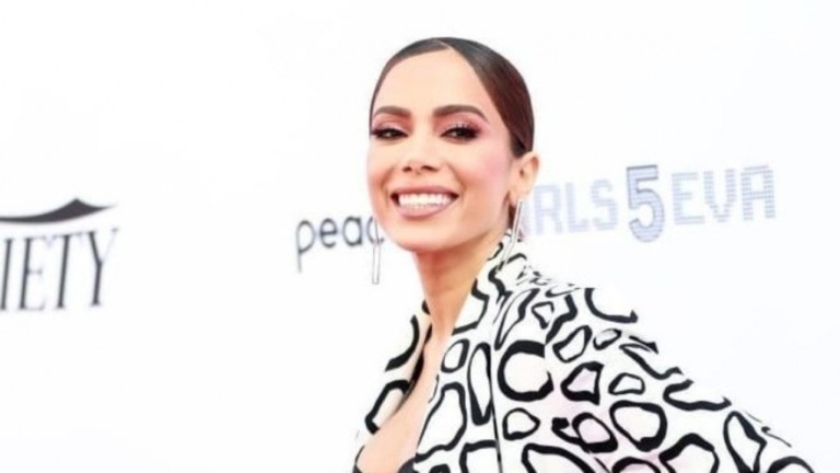 Anitta se decepciona com previsão de que ficará carente em 2022