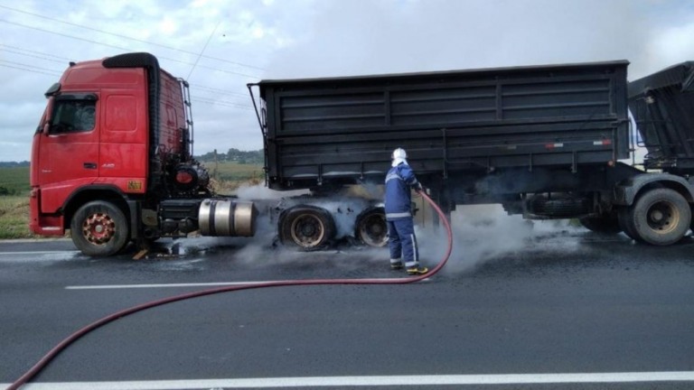 Carreta pega fogo e interdita BR-376 em Curitiba