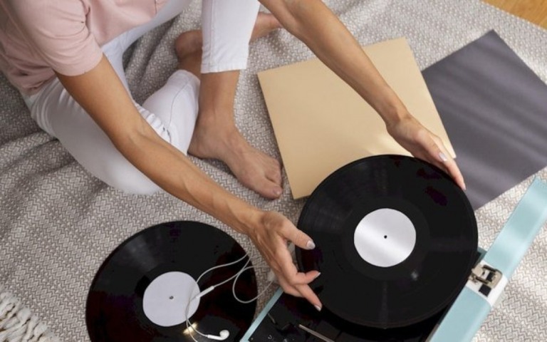 Vendas de discos de vinil batem recorde e jovens impulsionam números Vendas de discos de vinil batem recorde e jovens impulsionam números