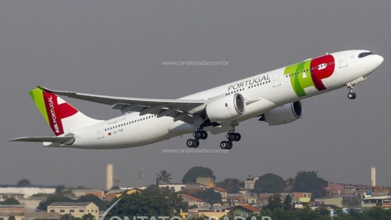 Bolsonaro assina MP que facilita entrada de aéreas estrangeiras no Brasil
