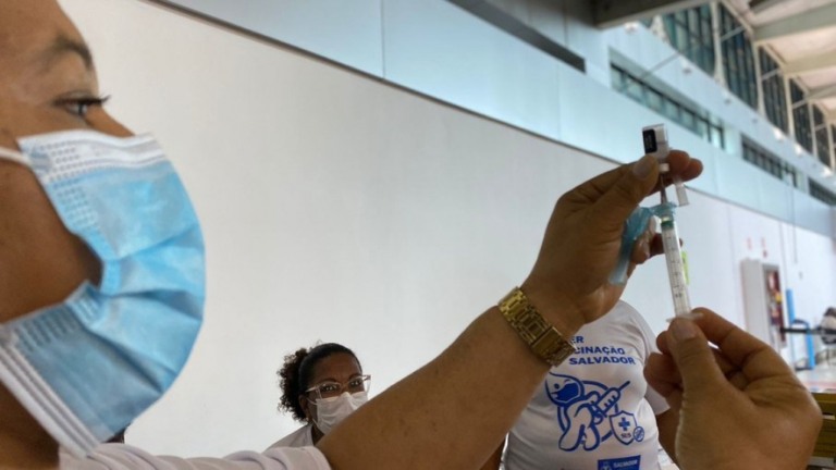 Ômicron: quem tomou CoronaVac pode precisar de dois reforços de Pfizer