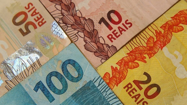 Sem aumento real, salário mínimo será de R$ 1.212 em 2022