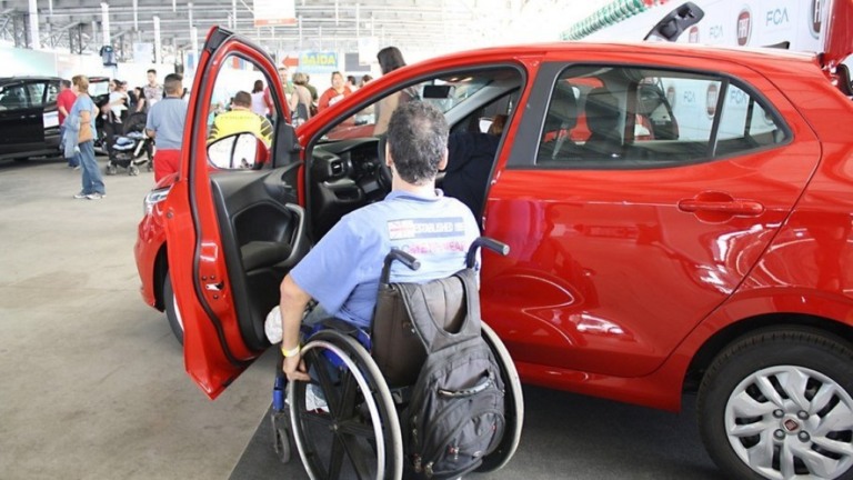 Bolsonaro renova isenção de IPI para taxistas e PcD
