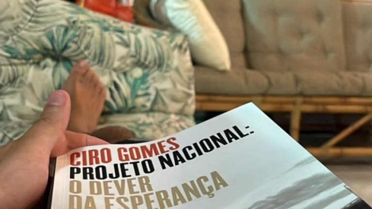 Impasse com PT: filho de França publica foto com livro de Ciro Gomes