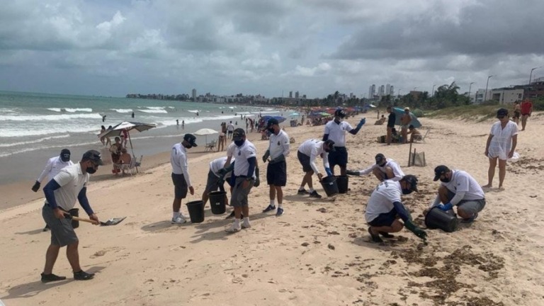 Vestígios de óleo voltam a ser encontrados em praias da Paraíba