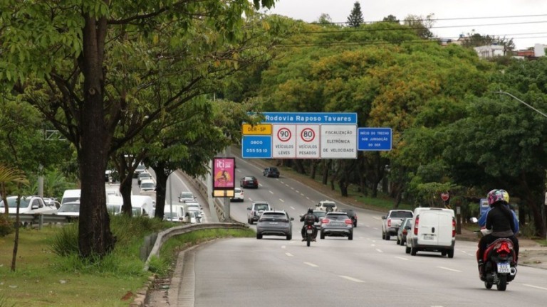 Motorista já encontra pontos de lentidão nas estradas do litoral de SP
