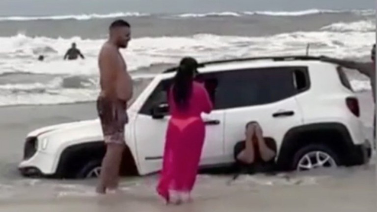 Chuvas e maré alta deixam carros atolados em praia do Pará; veja fotos