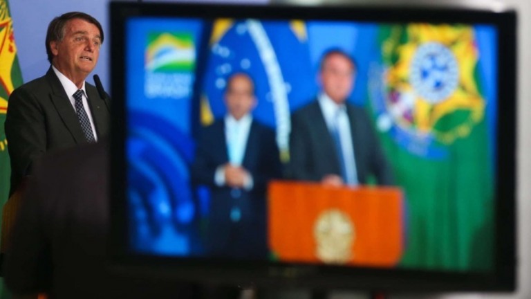 Bolsonaro interrompe férias para se internar em hospital de São Paulo