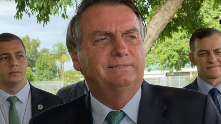 Boletim médico informa que Bolsonaro está com suboclusão intestinal