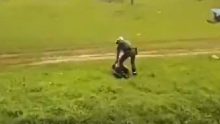 VÍDEO: PMs agridem jovem caído durante abordagem policial na Grande SP