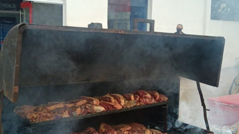 Vídeo: Pecuaristas fazem churrasco em frente ao Bradesco após polêmica