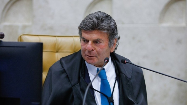 Luiz Fux, presidente do STF, autoriza compra de medicamento para aids