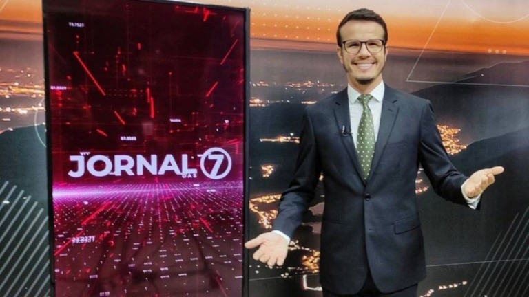 Apresentador do SBT tem mal súbito e desmaia ao vivo; assista