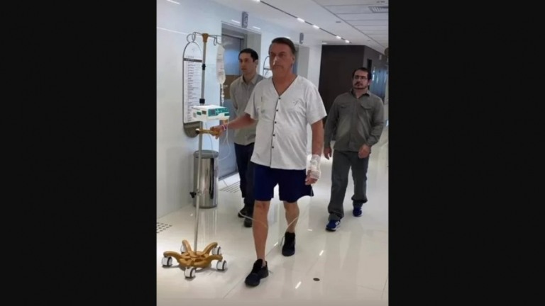 Michelle publica foto de Bolsonaro caminhando em corredor de hospital