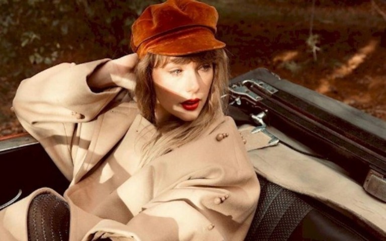 Taylor Swift começa 2022 emplacando novo hit: ouça "22"