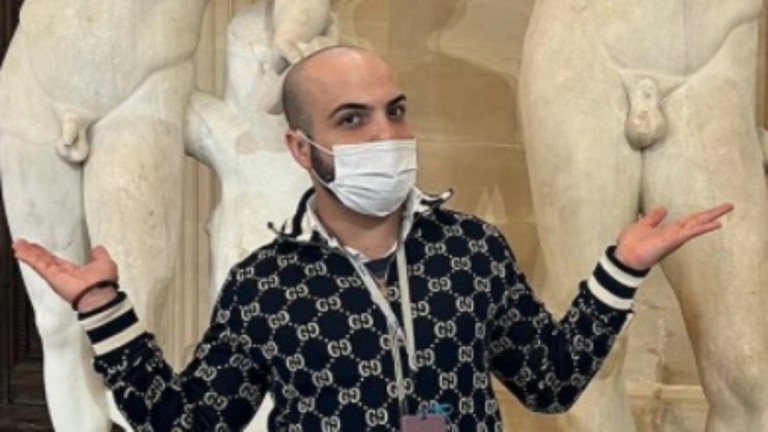 Ex-BBB Mahmoud dá aula sobre "tamanho do pênis" com estátuas gregas