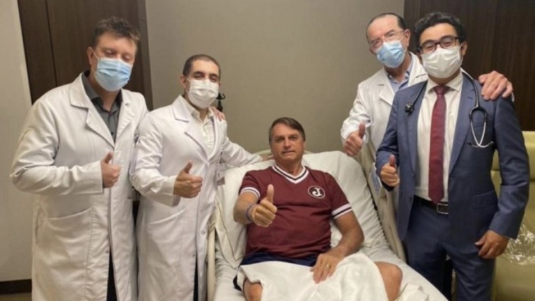 Bolsonaro foi internado por não mastigar camarões, confirma médico