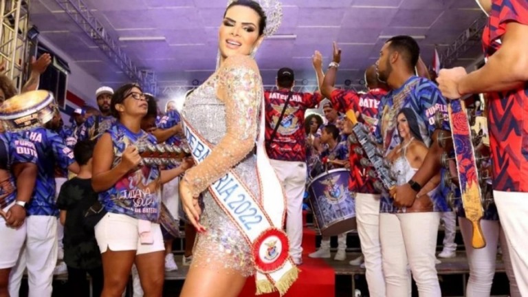 Musa de bateria testa positivo para Covid-19 a semanas do carnaval