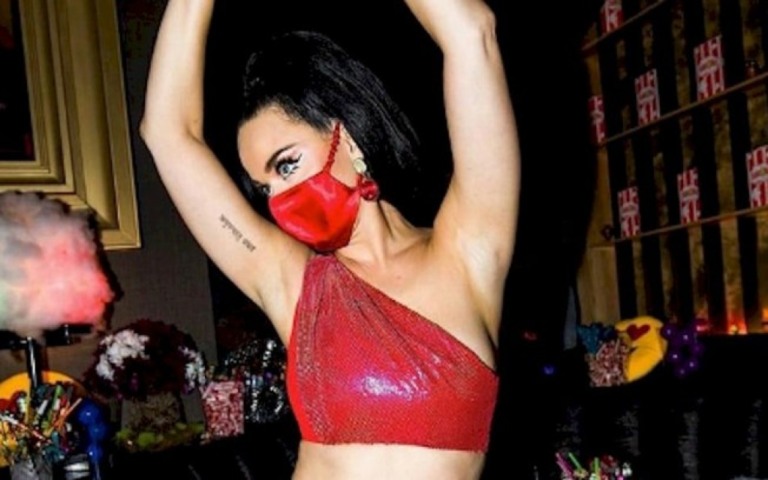 Katy Perry estreia 2022 em grande estilo em festa psicodélica