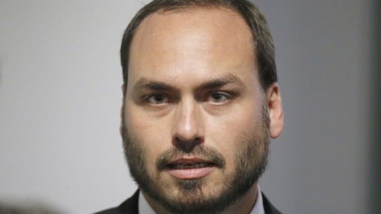 'Chifrudo' e 'doente'; Carlos Bolsonaro e deputado trocam xingamentos