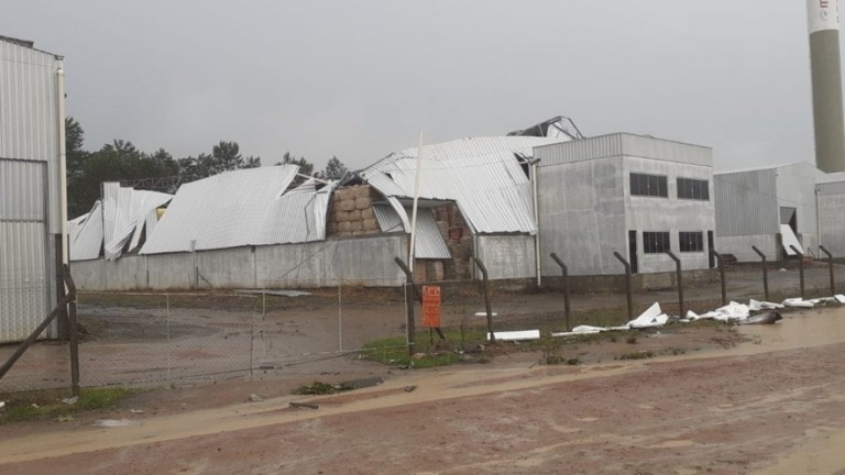 Tornado em Santa Catarina causa destruição na região de Timbó