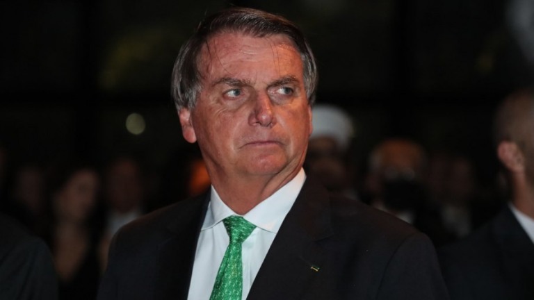 Bolsonaro espalha fake news e critica vacinação infantil