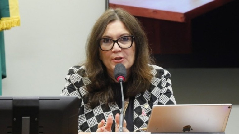 Bia Kicis divulga dados de médicos defensores da vacinação infantil Bia Kicis divulga dados de médicos defensores da vacinação infantil