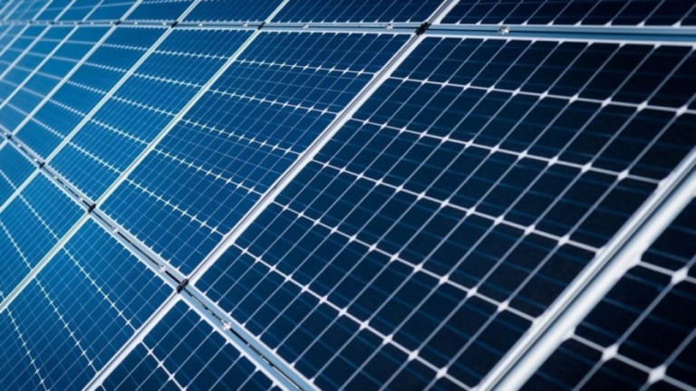 Bolsonaro sanciona lei que altera subsídio para energia solar; veja o que muda