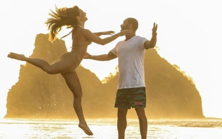 Diogo Nogueira e Paolla Oliveira encantam com foto de ensaio em praia