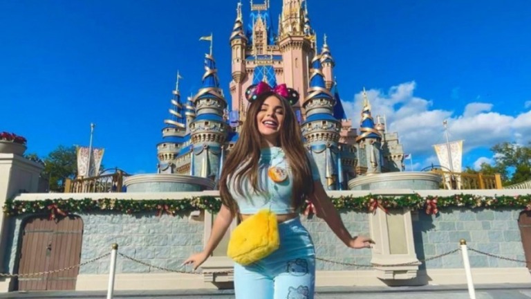 GKay curte parque da Disney pela 1ª vez e convida Mickey para Farofa; veja fotos