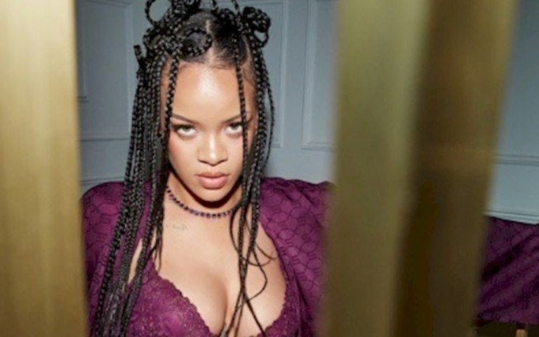 Rihanna anuncia inauguração das lojas físicas da Savage X Fenty
