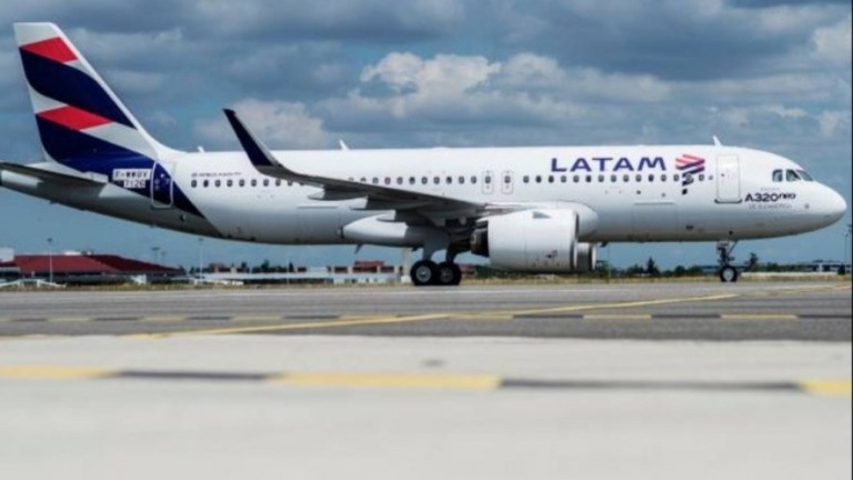 LATAM cancela 47 voos após contaminação em massa de funcionários