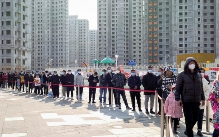Covid: Moradores de Tianjin, na China, fazem fila para realizar teste