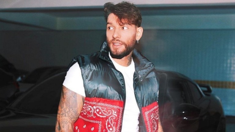 Lucas Lucco exibe "kit covid" com remédio ineficaz contra doença