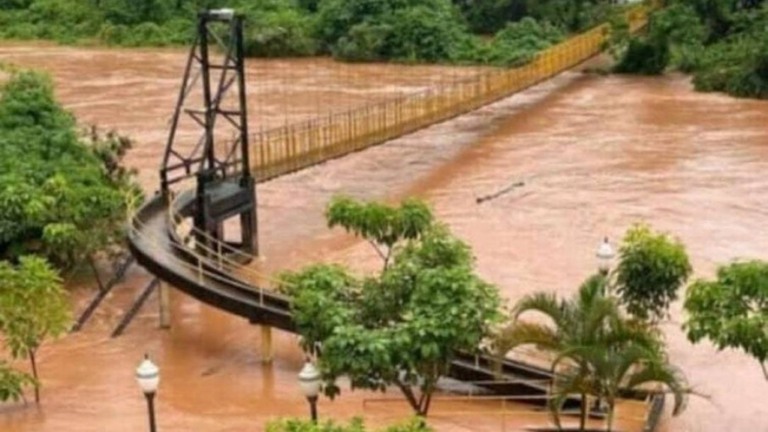 Nível do rio Piracicaba sobe e ponte se rompe em município de MG