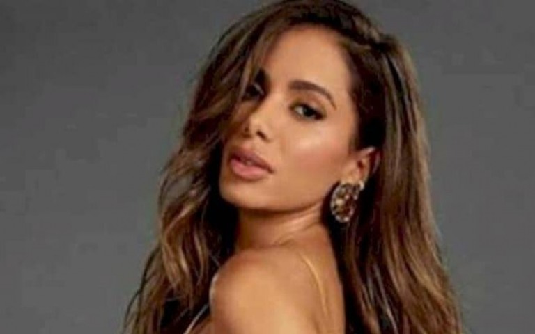 Anitta compartilha foto de sua boa forma no Instagram: "O que acharam?"