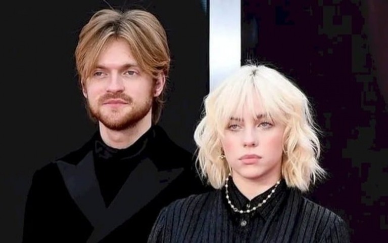 Billie Eilish e Finneas conquistam o Globo de Ouro por "No Time To Die"