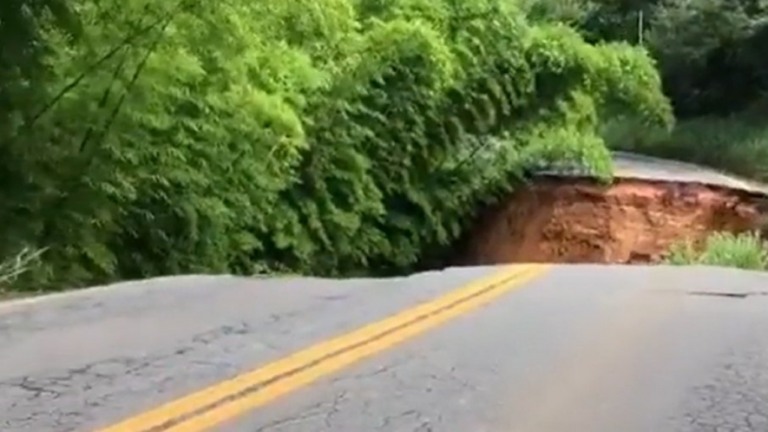 MG: cratera se abre na estrada de Mariana; veja vídeo