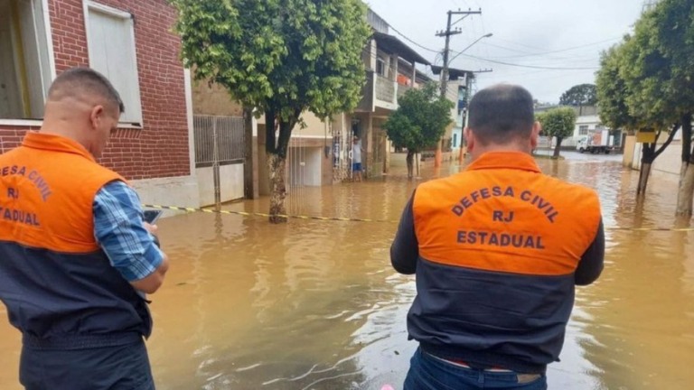 Chuvas no Rio desalojam 2 mil pessoas e provocam inundações