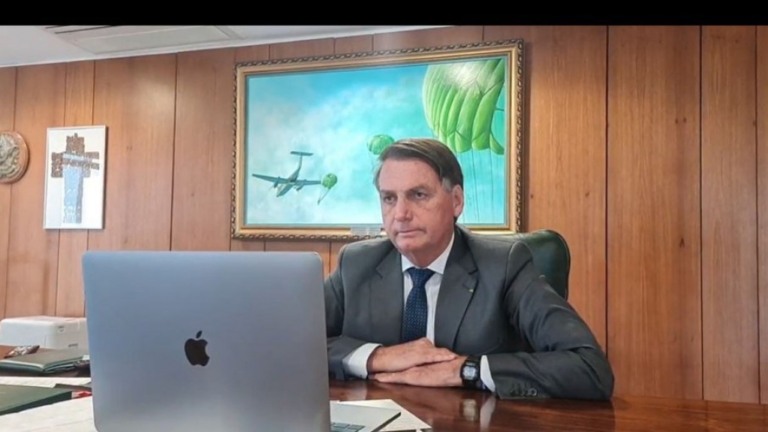 Bolsonaro contraria OMS e diz que 'a Ômicron não tem matado ninguém'
