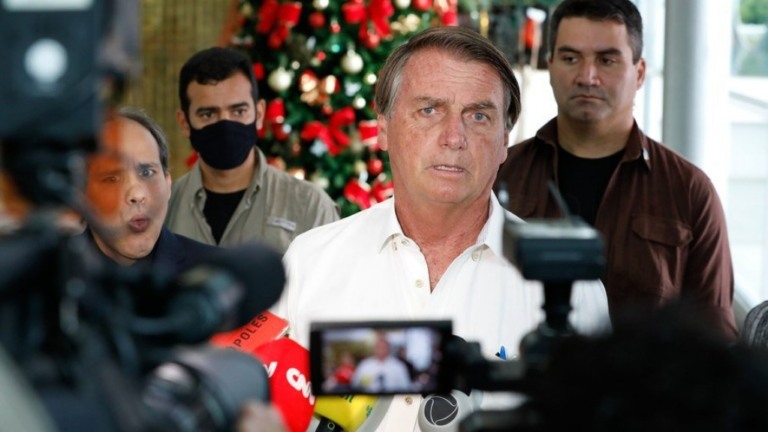 Bolsonaro critica Randolfe por pedido de nova CPI: "Vive de Carnaval"