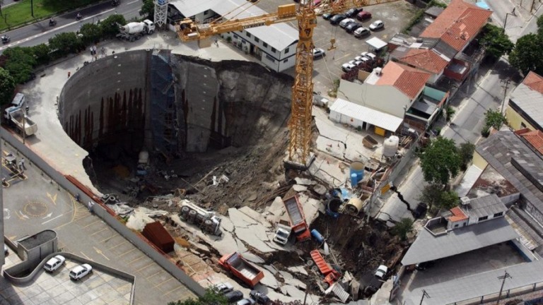 15 anos após cratera do Metrô, moradores ainda sofrem consequências