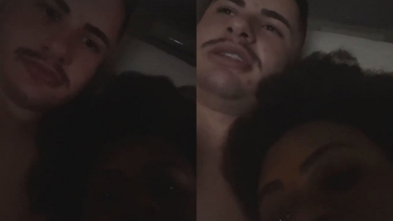 Noivo posa com Jojo Todynho na cama e reclama de críticas ao casal