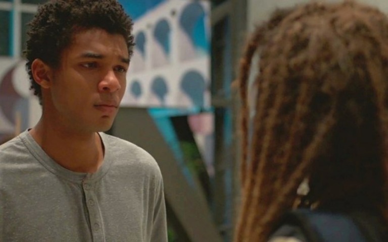 "Um Lugar ao Sol": Joy foge com amante e humilha Ravi