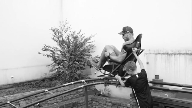 Rodrigo Hilbert constrói montanha-russa para os filhos