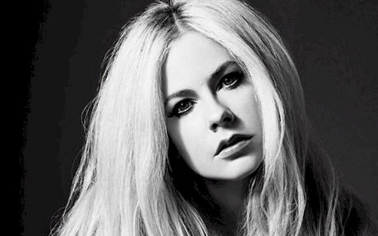 "Love Sux", novo álbum de Avril Lavigne, será lançado em fevereiro